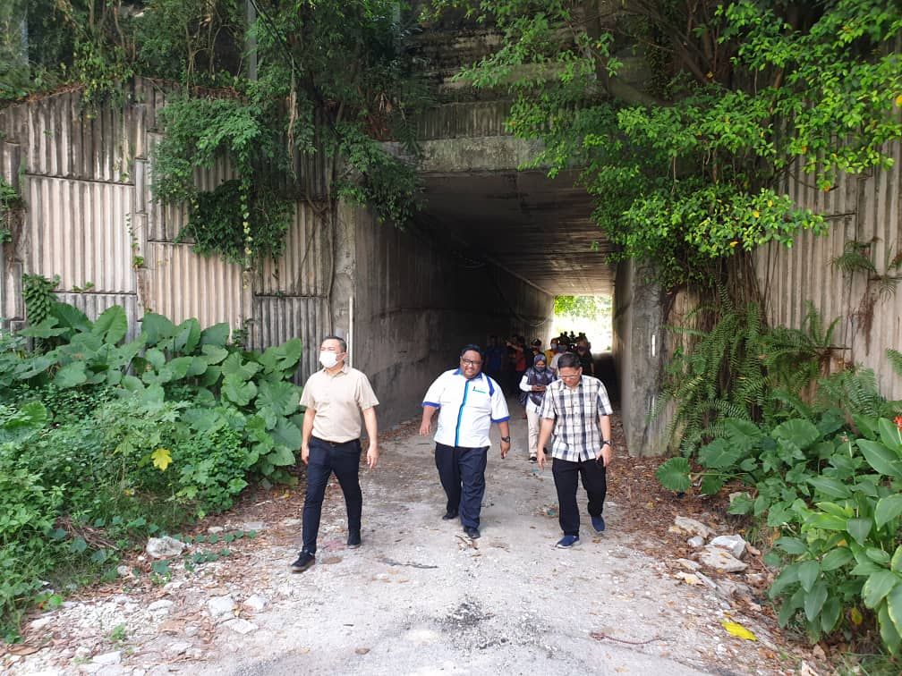 金銮花园施工提升河堤 增移动防洪栏防河水泛滥