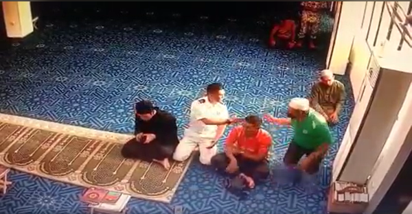 海军祈祷被掌掴后脑 原来是对方不满没对望问候!