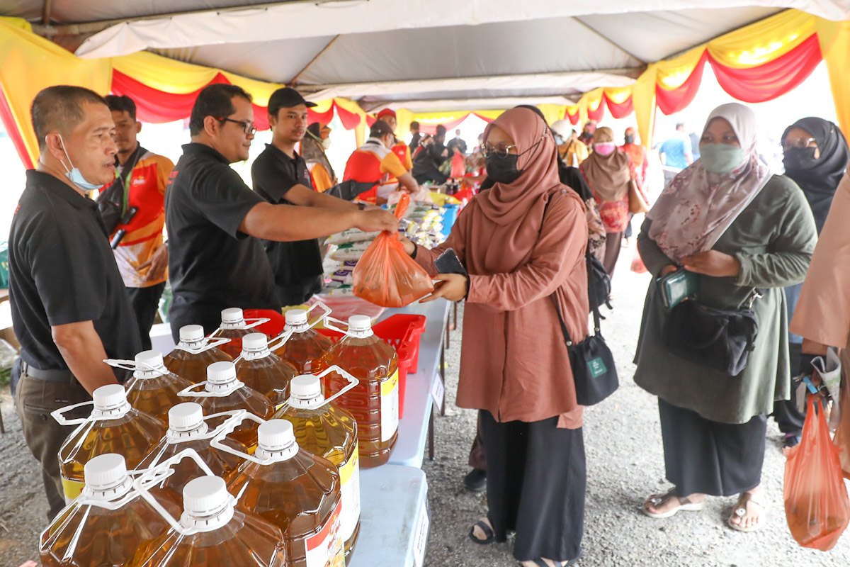 2,000 pek minyak masak terjual dalam tempoh tiga jam di Dataran Pantai Batu Laut
