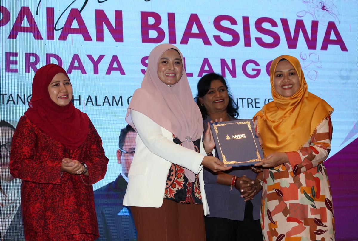 Tujuh penerima biasiswa khas wanita cemerlang dalam peperiksaan