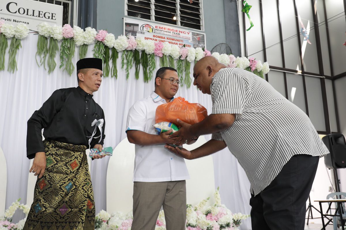 MB serah sumbangan kepada pelajar kurang berkemampuan