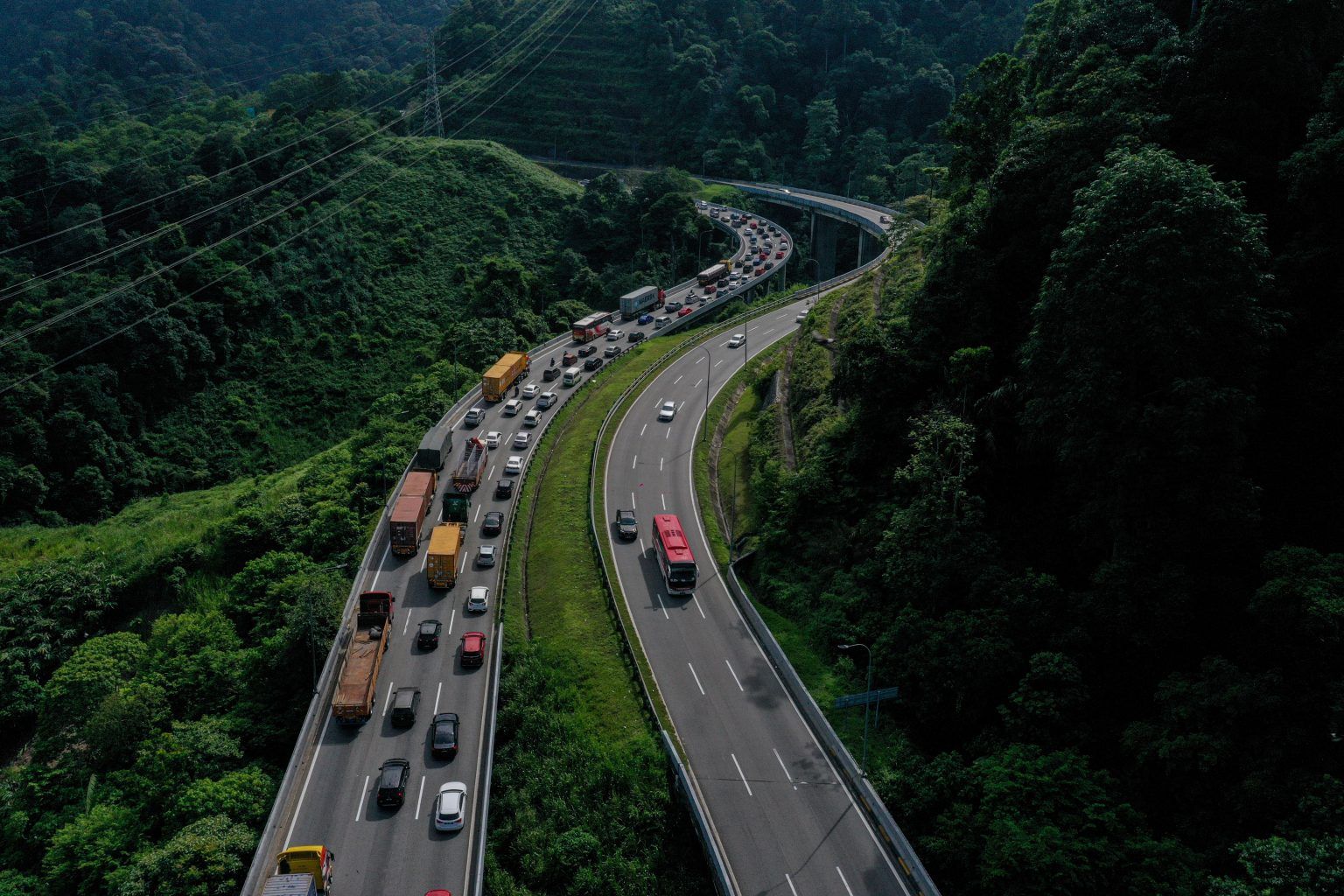 நாட்டின் முக்கிய நெடுஞ்சாலைகளில் போக்குவரத்து சீராக உள்ளது