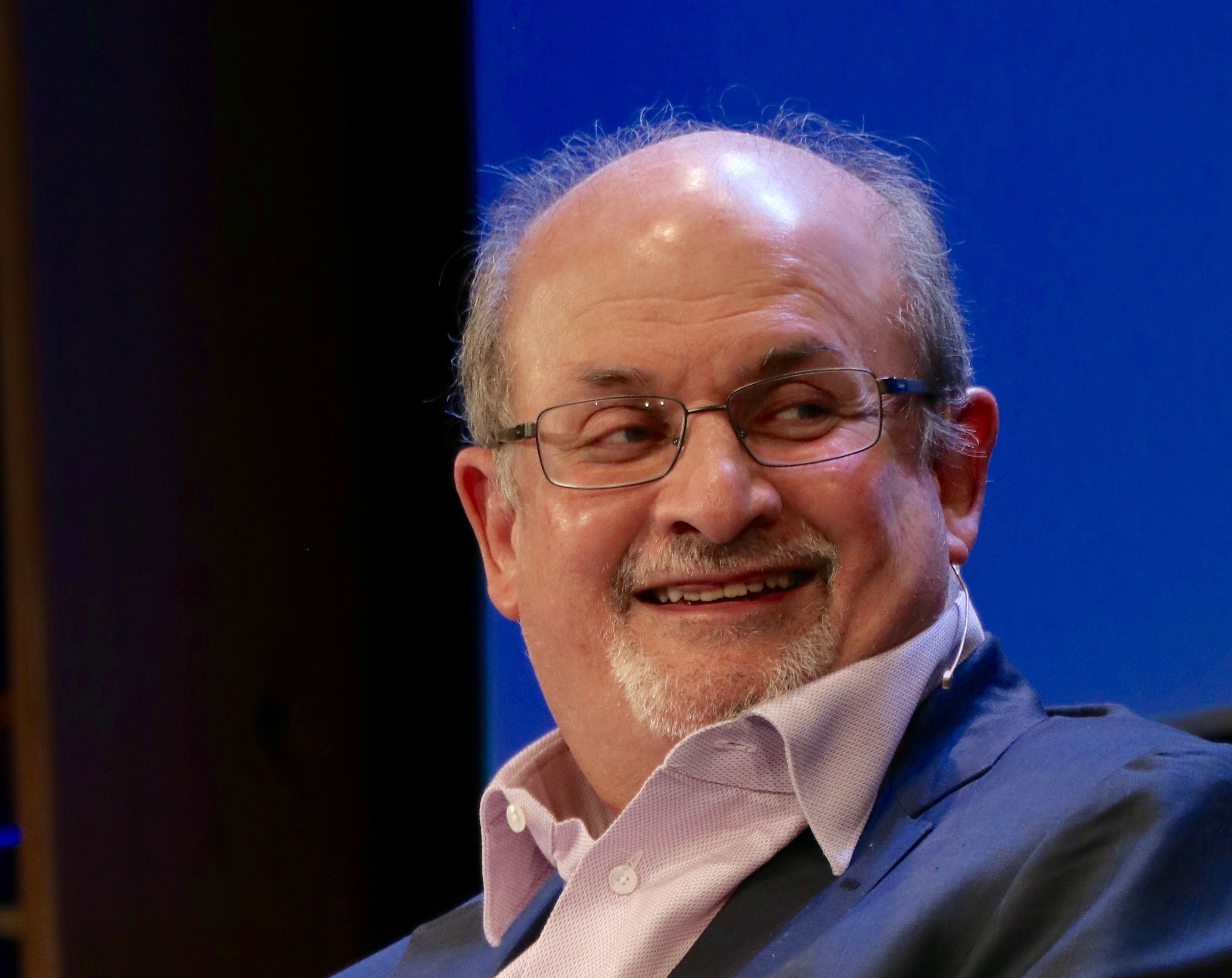 Salman Rushdie cedera ditikam ketika hendak berucap di New York