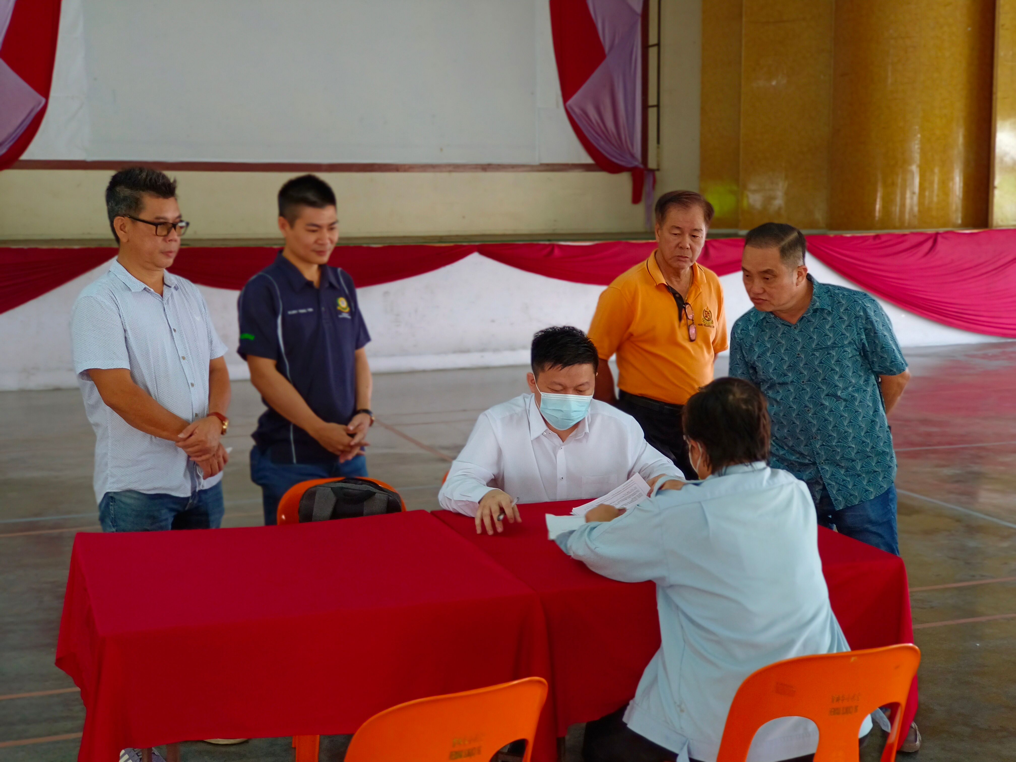 一班年轻热心律师到适耕庄 免费为民提供咨询服务