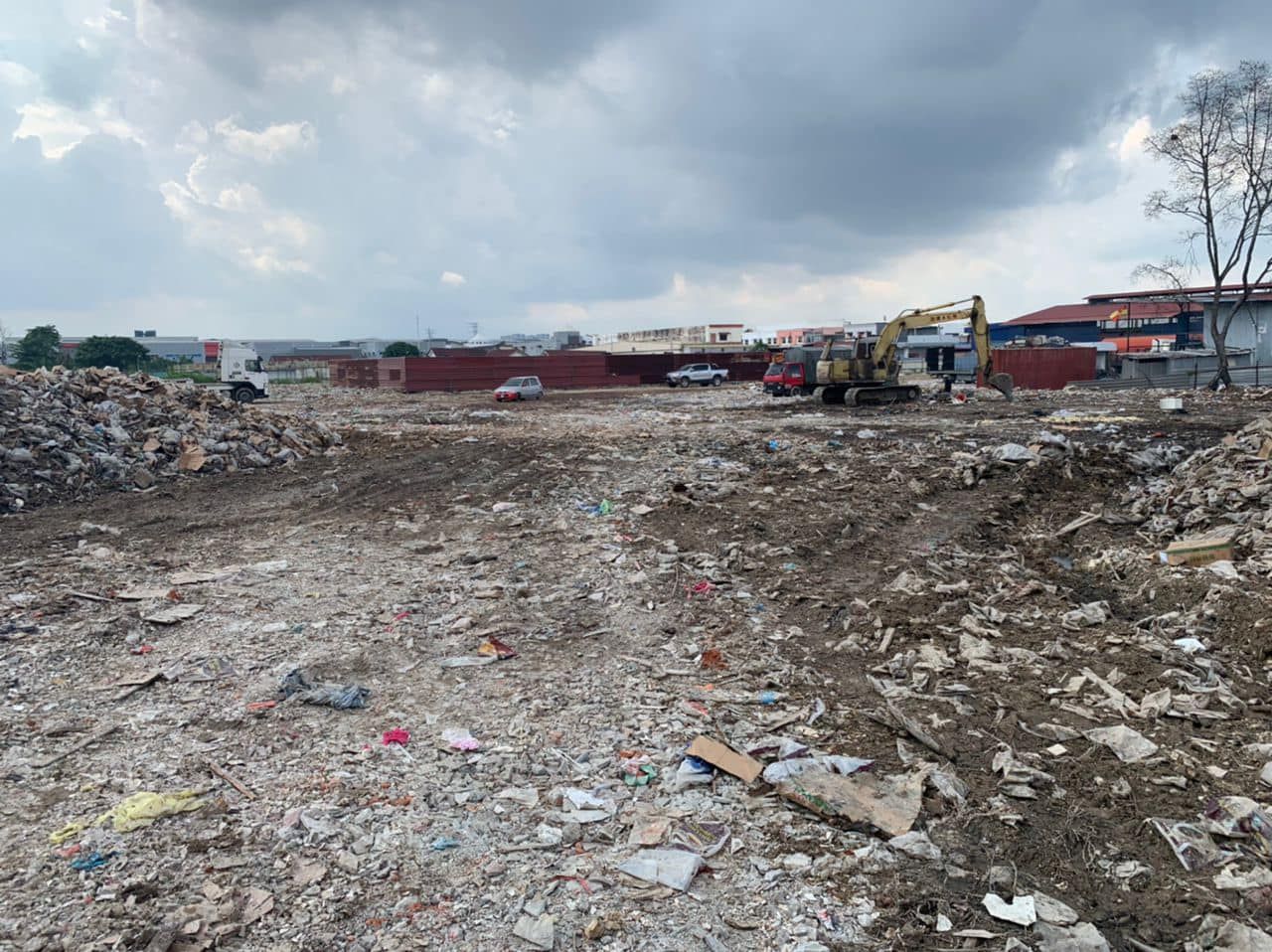 非法倒垃圾被逮 司机接罚单.罗里遭扣押