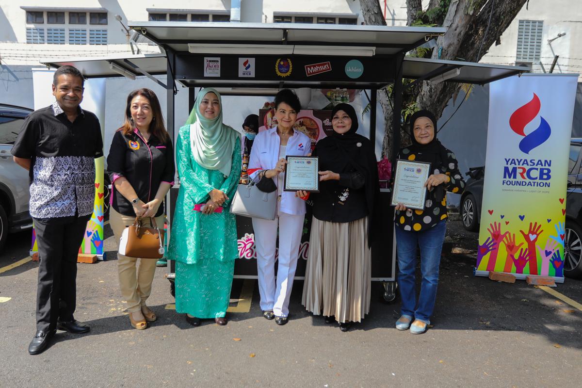 Yayasan MRCB bantu ibu tunggal, taja gerai burger dan perkakas bernilai RM7,000