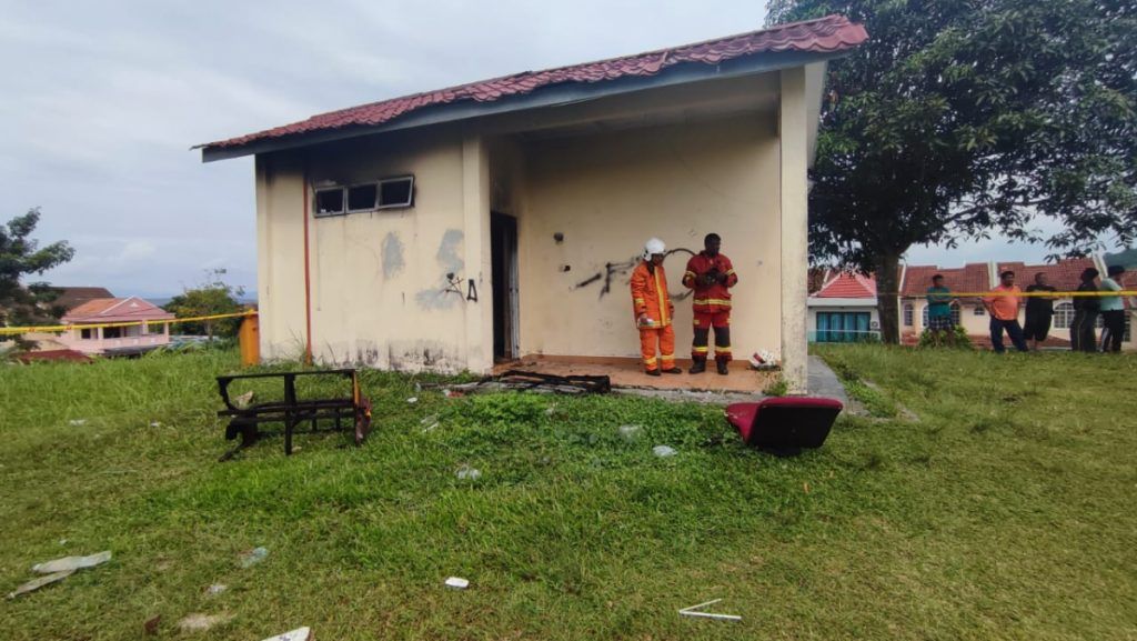 恶作剧变悲剧！ 少年公厕内遭烧死