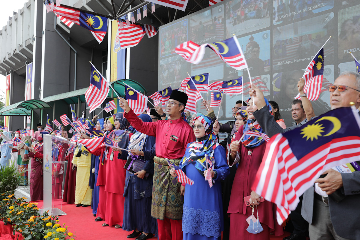 Jalur Gemilang gergasi hiasi Menara MBPJ sempena Hari Kebangsaan