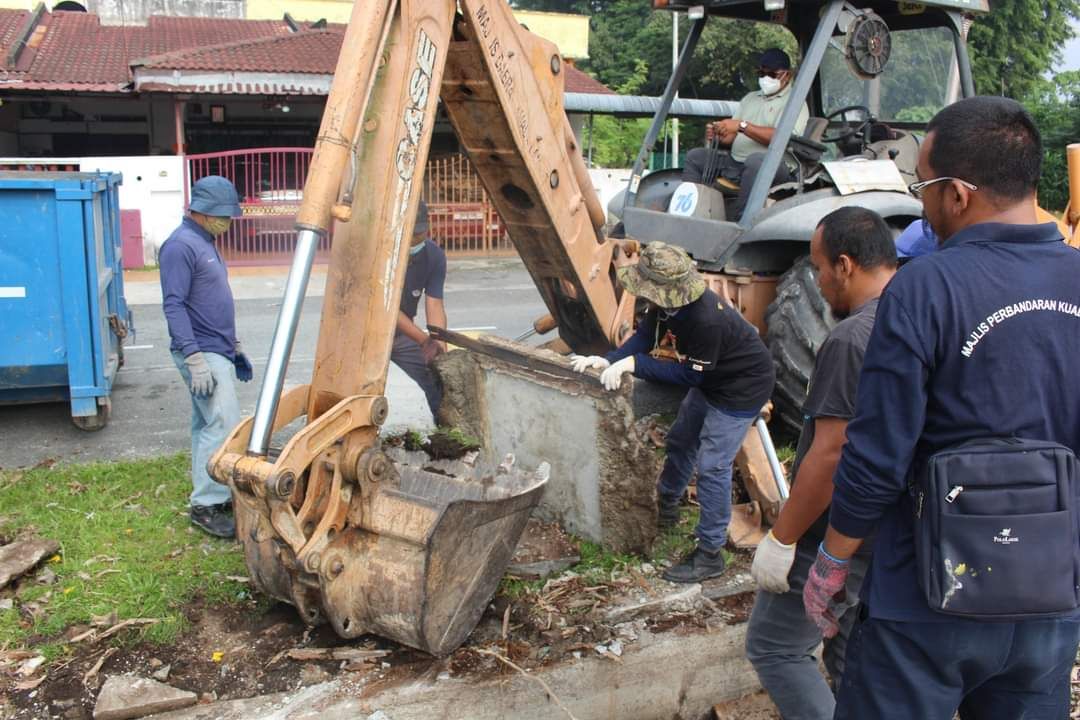 MPKL roboh binaan tambahan atas longkang, pihak berdegil berdepan tindakan