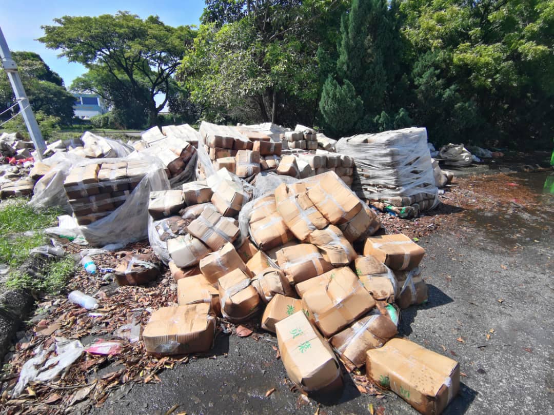 Syarikat dikompaun buang sampah perniagaan di bahu jalan