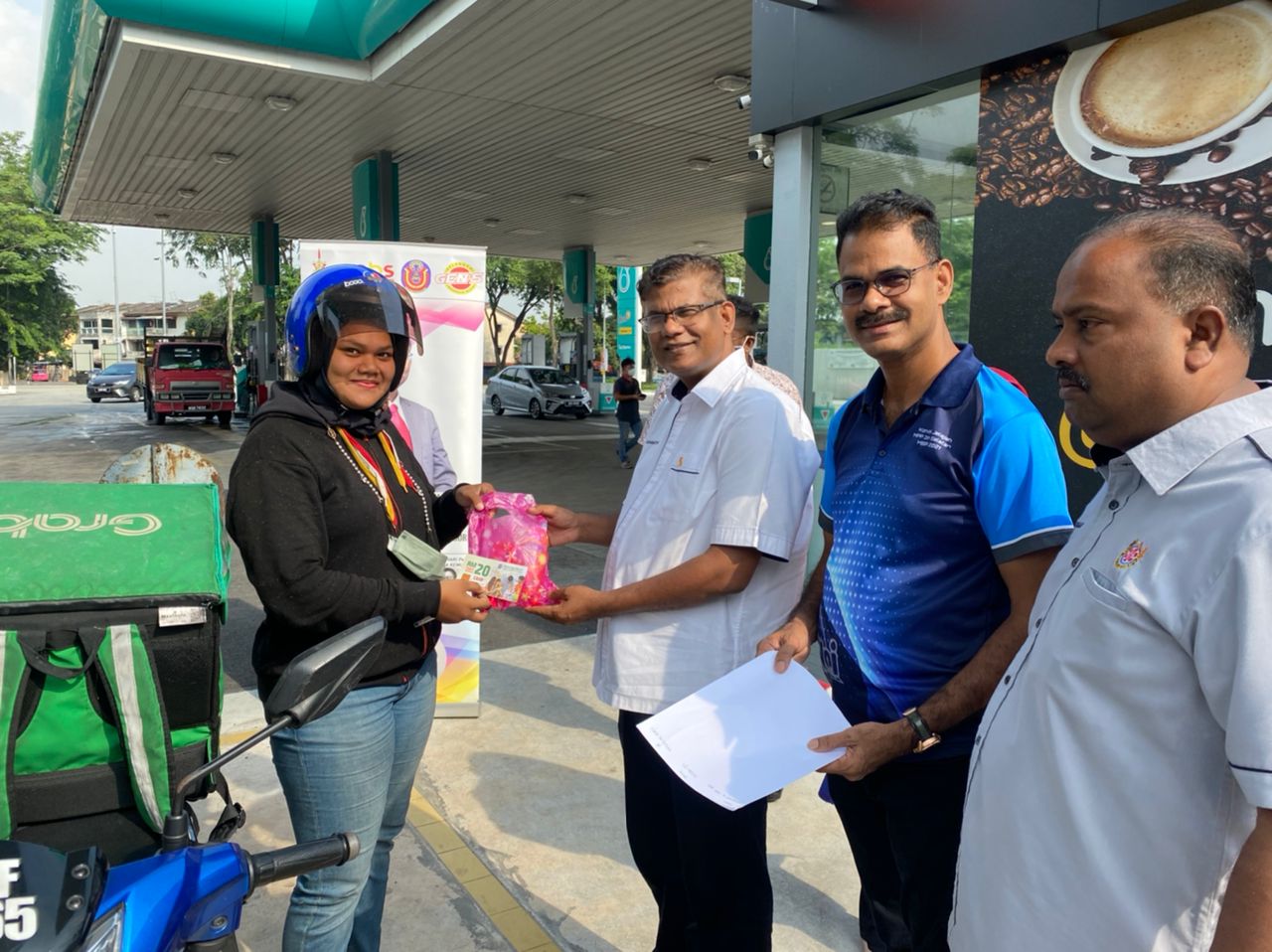 Kota Kemuning rep provides free petrol to p-hailing riders