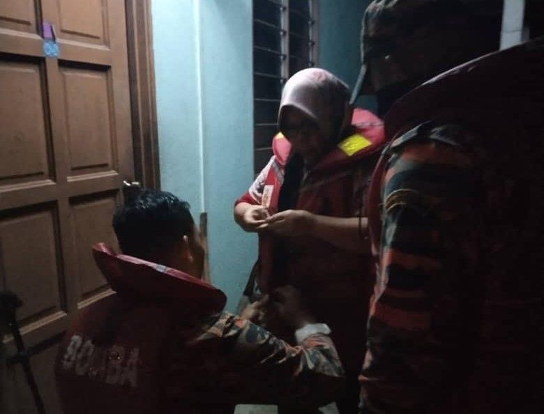 வெள்ளத்தில் சிக்கிக் கொண்ட மூதாட்டியை தீயணைப்பு வீரர்கள் காப்பாற்றினர்