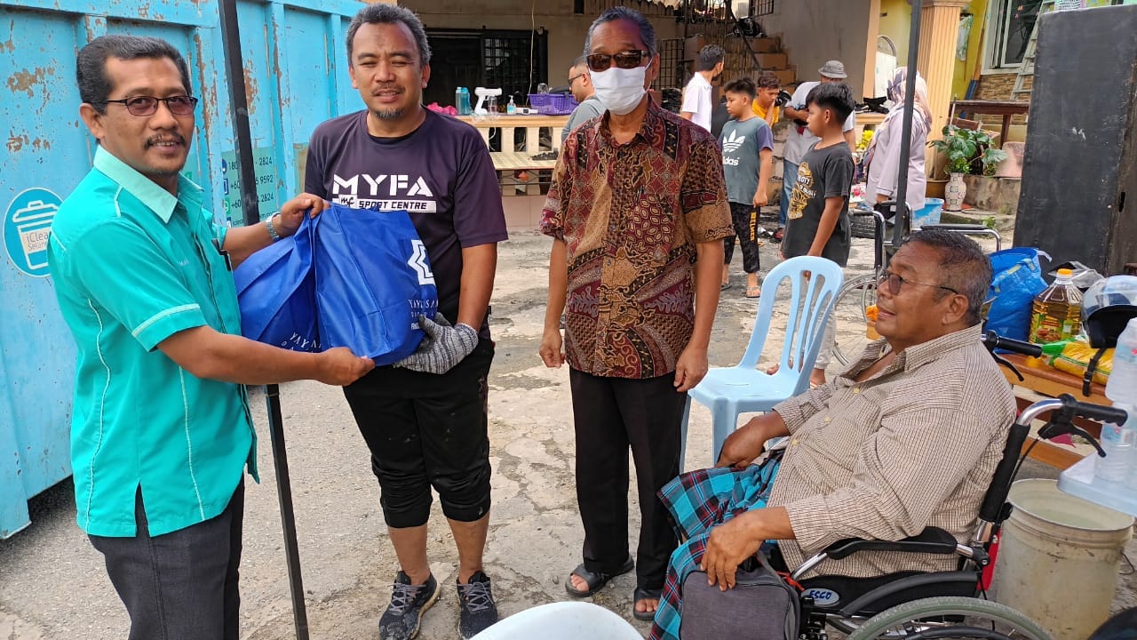 Yide hulur wang tunai, barang keperluan ringan beban mangsa kebakaran