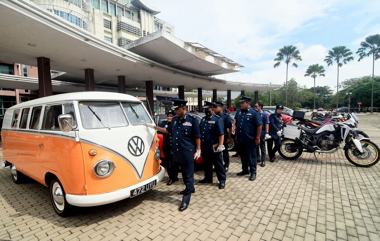 没入口准证.总值1140万 关税局扣查50豪华车及摩托