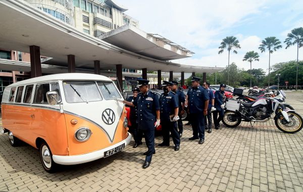 没入口准证.总值1140万 关税局扣查50豪华车及摩托