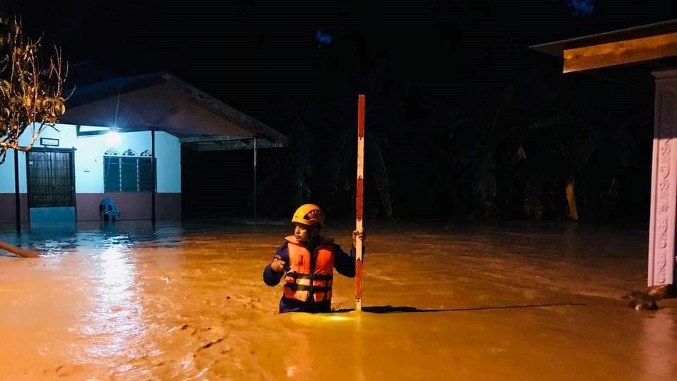 Flash floods: 130 evacuated to two temporary evacuation centres in Baling
