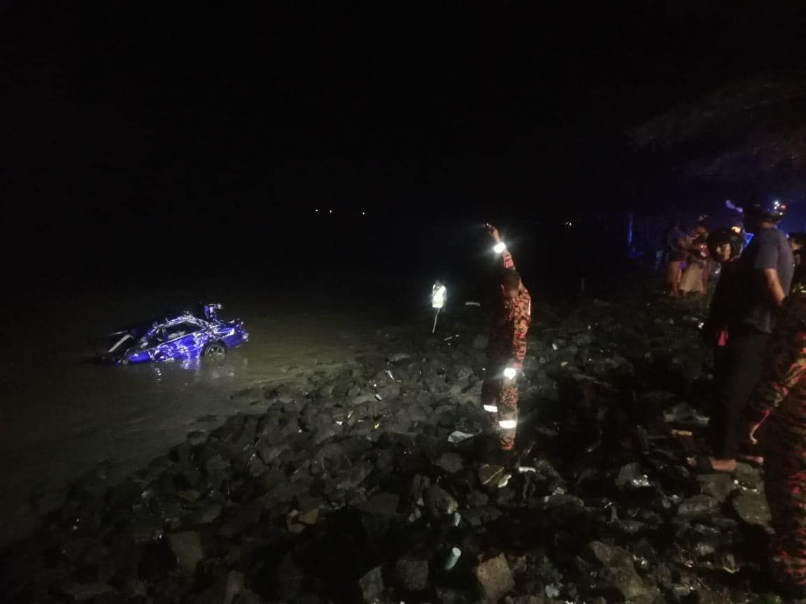 轿车失控撞入海中 1人抛出车外身亡4人轻伤