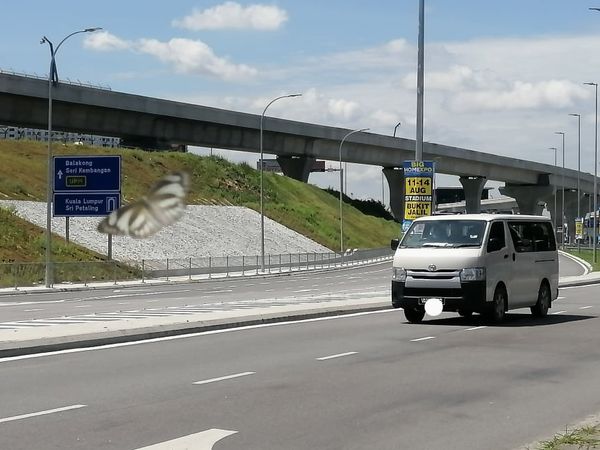 沙登拉也大路配合捷运即将启用 试跑道路系统.民众受促遵守指示