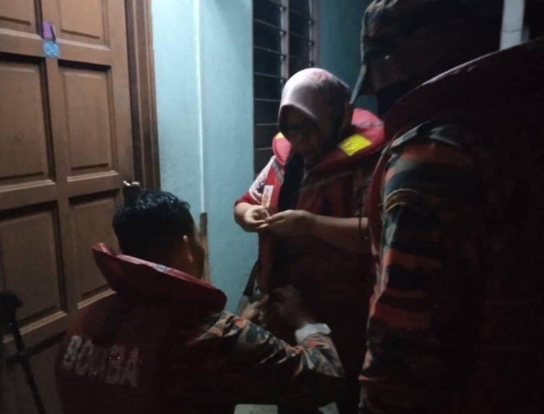 Bomba selamatkan wanita warga emas terperangkap banjir di Semenyih