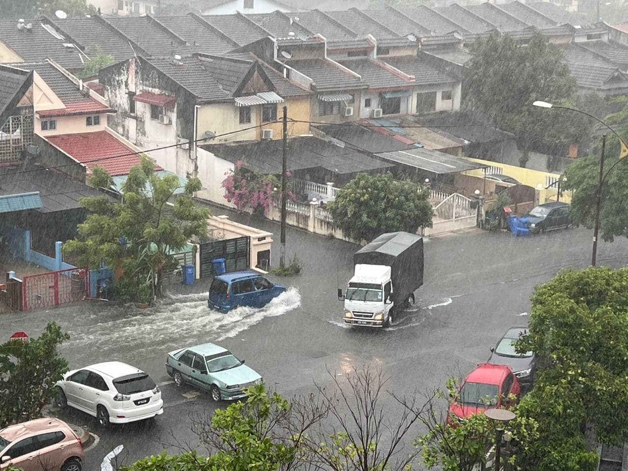 Flash floods hit Taman Sri Muda, Bomba deploys two boats to monitor situation