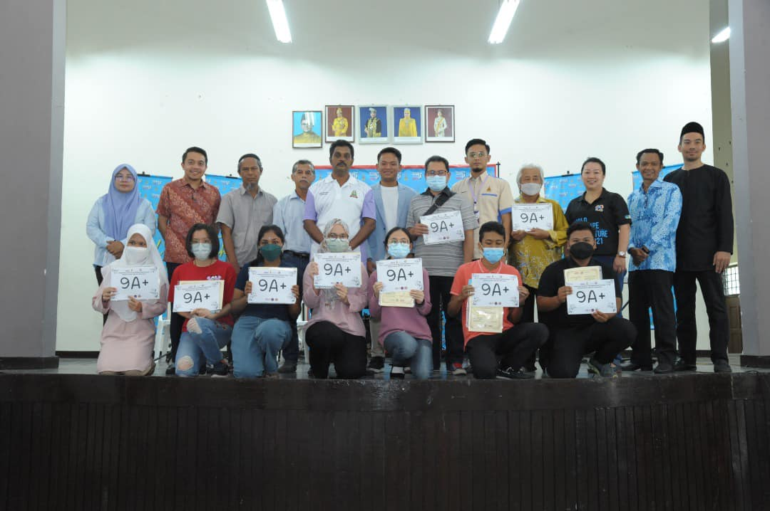 எஸ்.பி.எம். தேர்வில் சிறப்பாக தேறிய மாணவர்களுக்கு பாத்தாங் காலி தொகுதி சார்பில் வெகுமதி