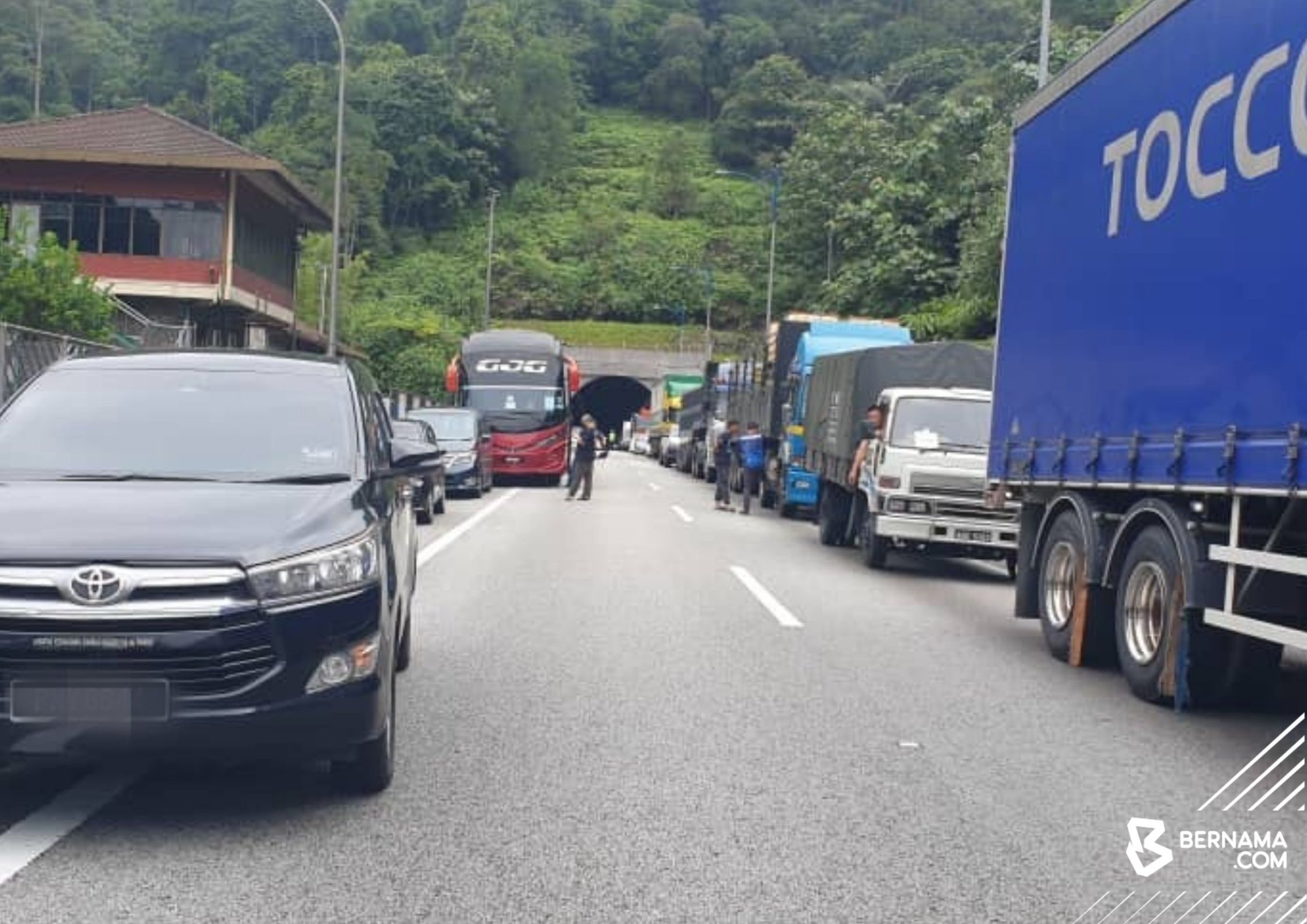 Lori muatan sardin terbalik sebabkan laluan Lebuhraya Plus terhalang