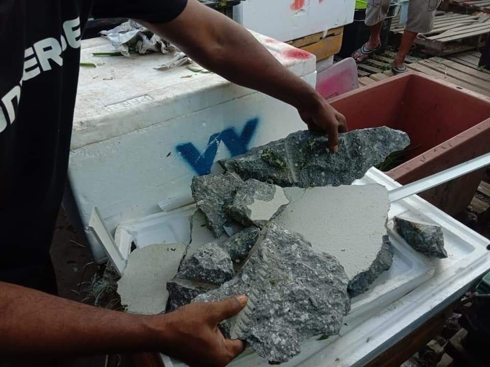 Serpihan konkrit LRT3 jatuh ke khemah peniaga pasar di Klang