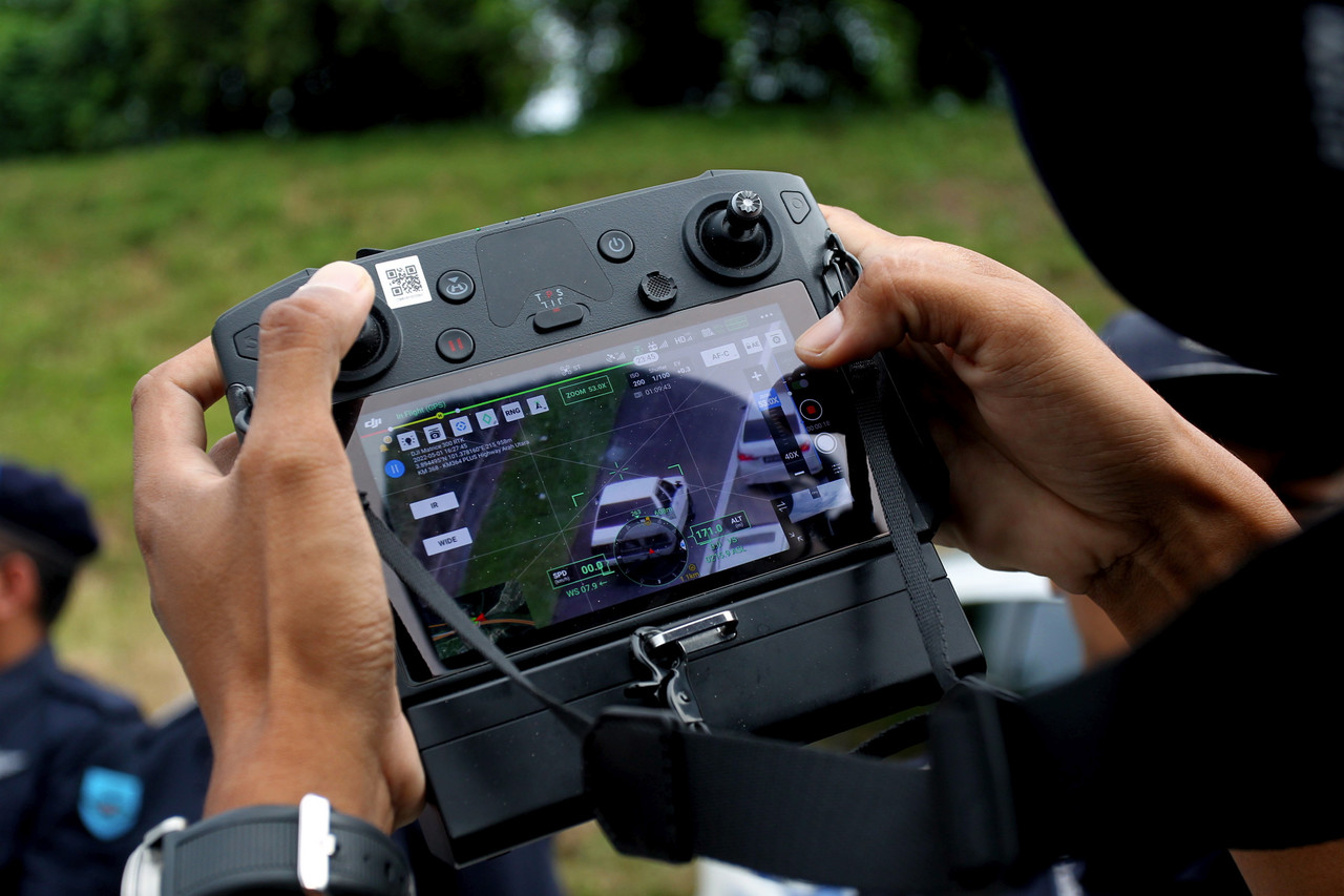 Remaja antara dua ditahan terbangkan dron ketika penamaan calon