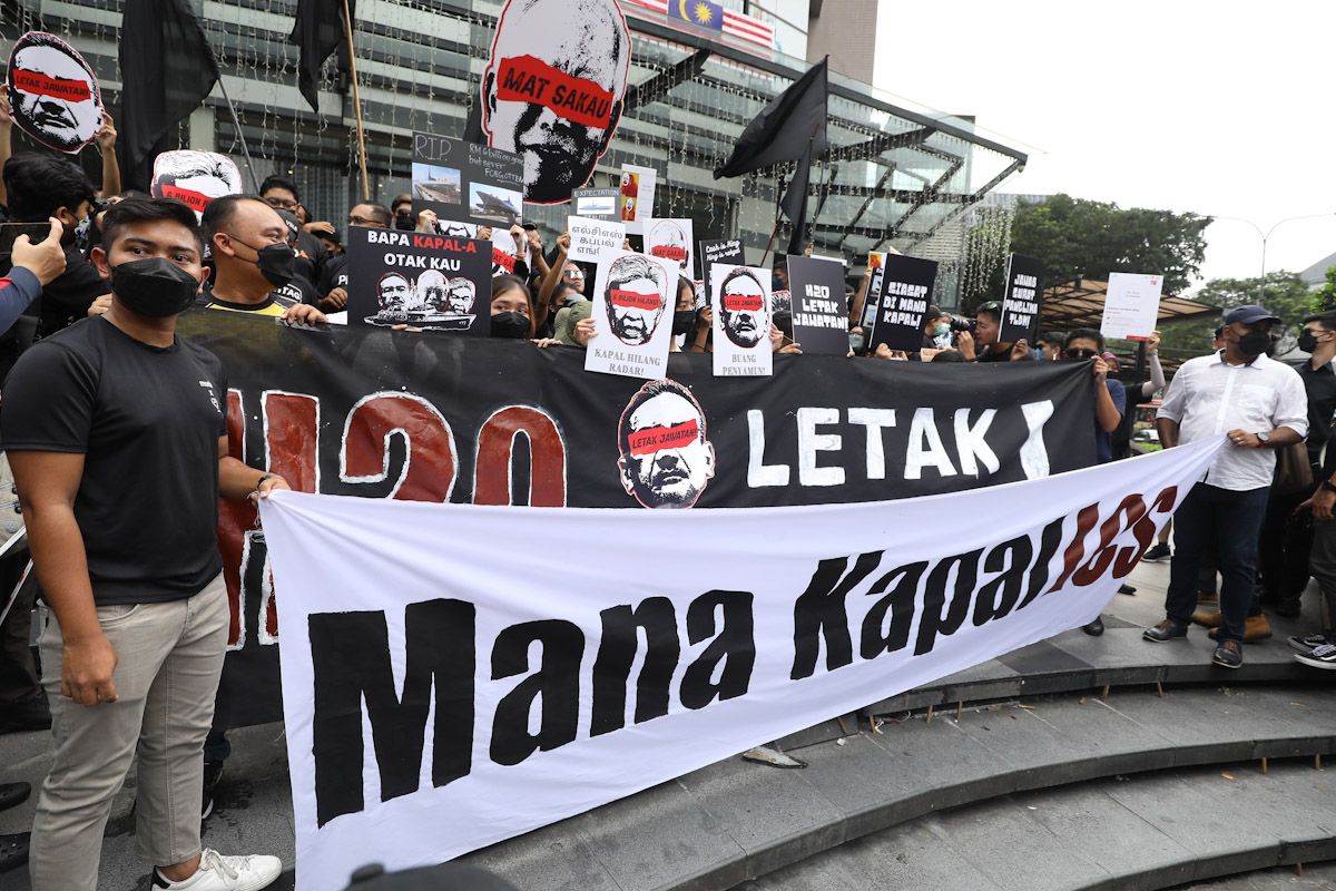 போர்க்கப்பல் ஊழலுக்கு எதிரான பேரணி- 13 பேர் விசாரணைக்கு அழைப்பு