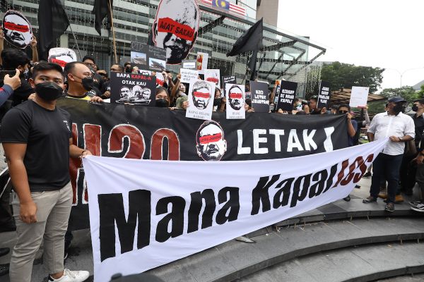 போர்க்கப்பல் ஊழலுக்கு எதிரான பேரணி- 13 பேர் விசாரணைக்கு அழைப்பு