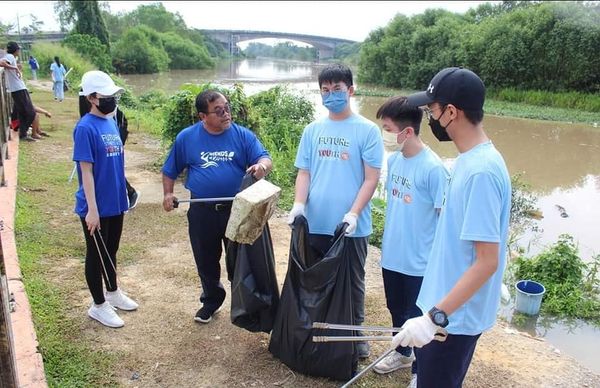 滨华独中88学生下乡服务 到万津商业区拾垃圾