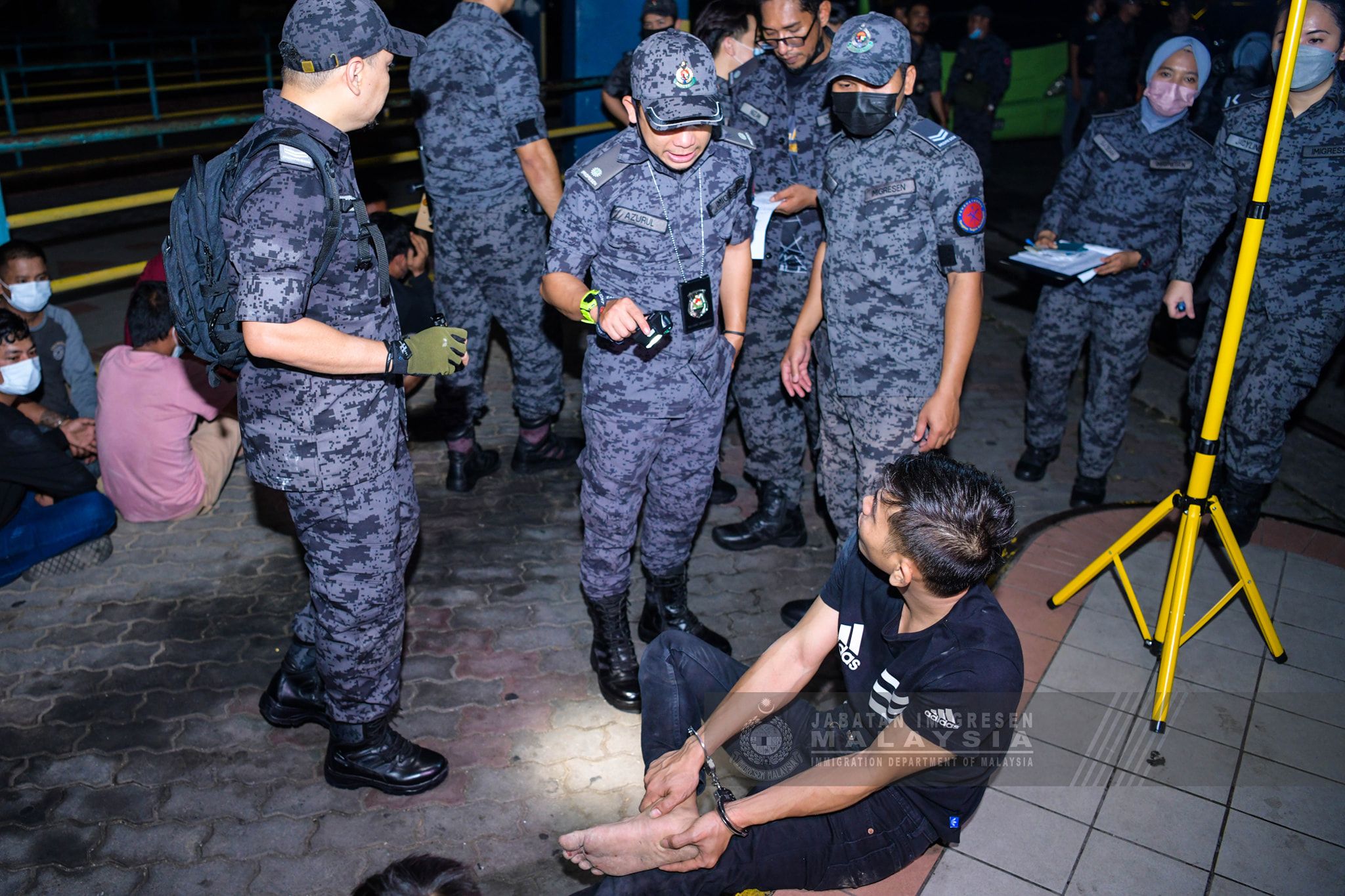 Kontraktor warga Indonesia nekad terjun dari tingkat empat rumah kedai elak ditahan