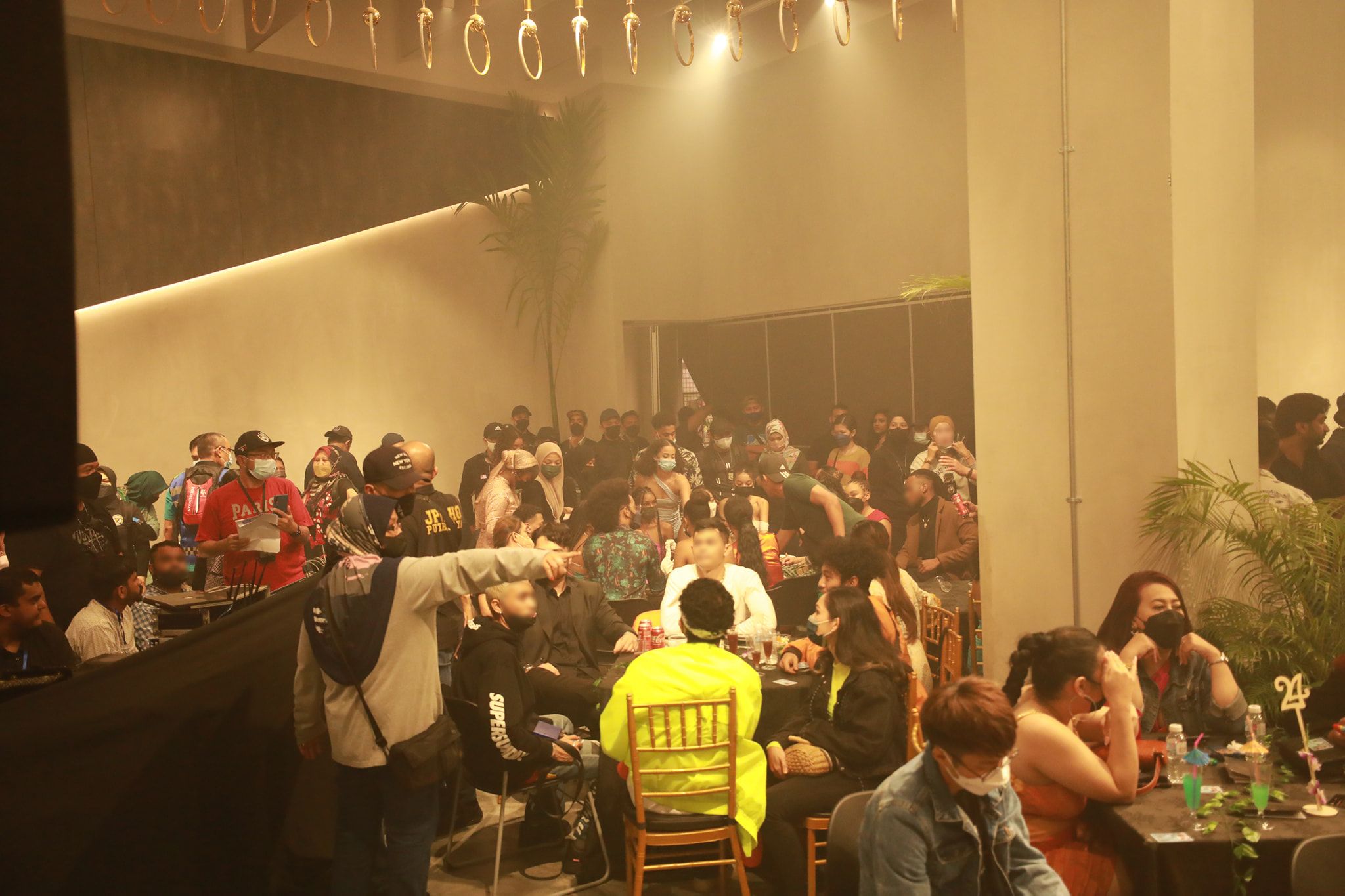 隆市十五碑百多名外劳挤入3集装箱当宿舍 移民局突击逮捕59名非法外劳