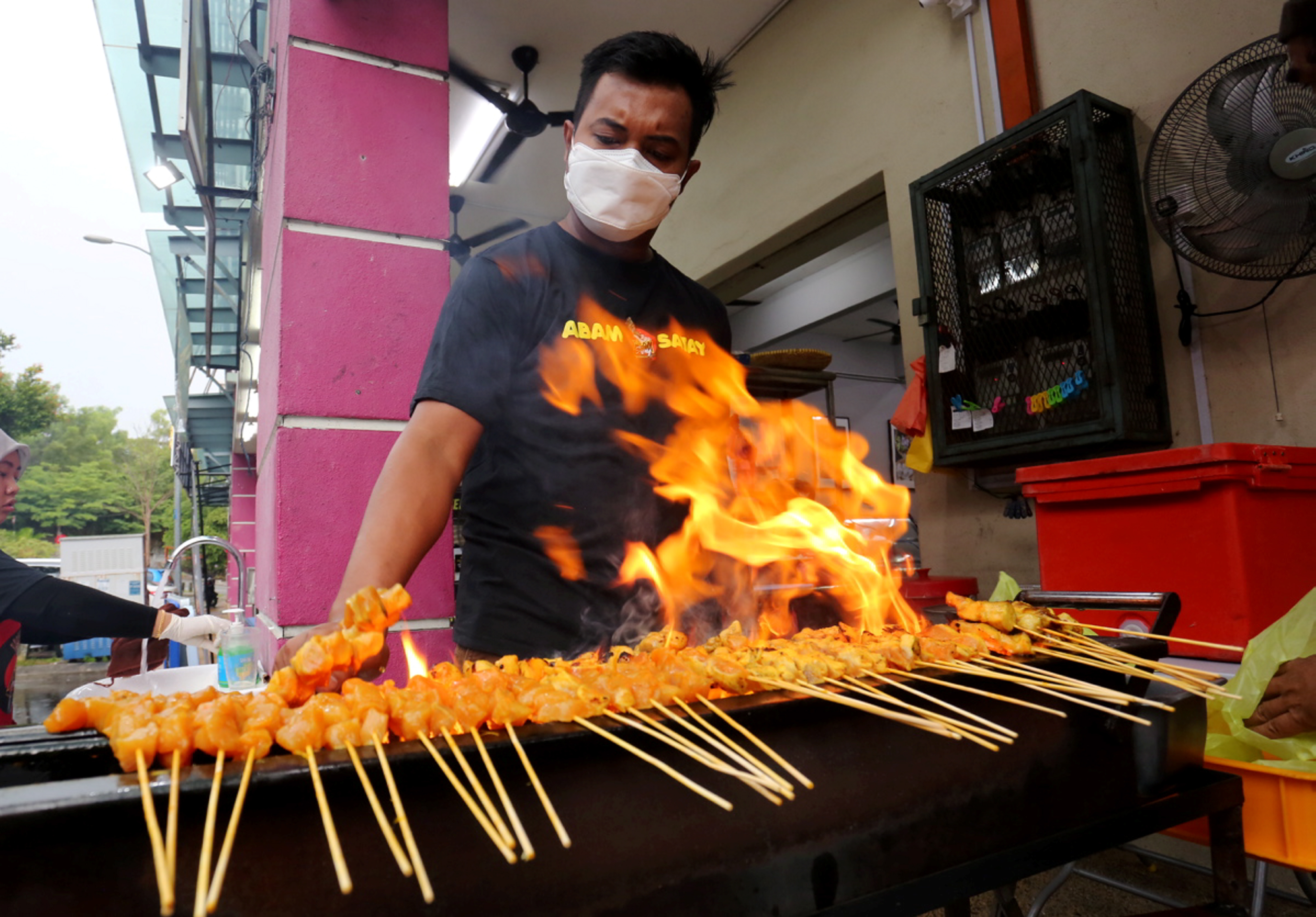 Sanggup tahan kereta, peniaga terdesak jual sate