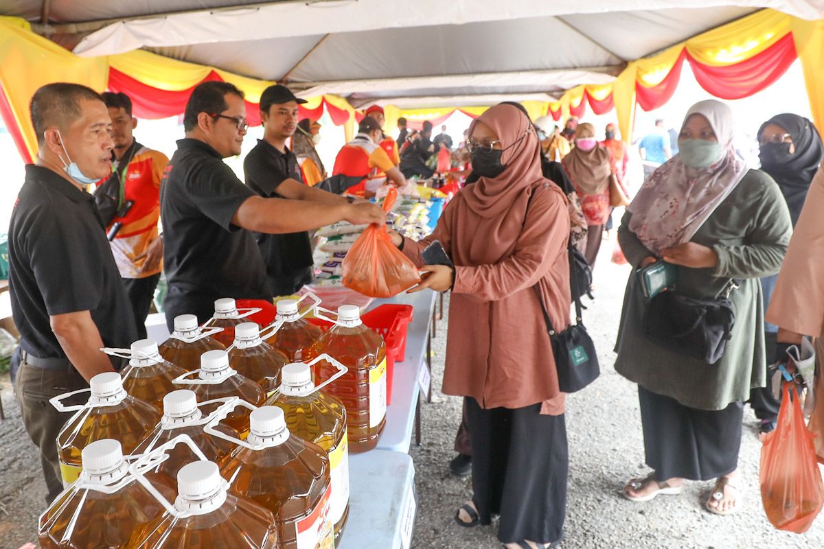 டத்தாரான் பந்தாய் பத்து லாவுட்டில் மூன்று மணி நேரத்திற்குள் 2,000 சமையல் எண்ணெய் பேக்கட்டுகள் விற்கப்பட்டன