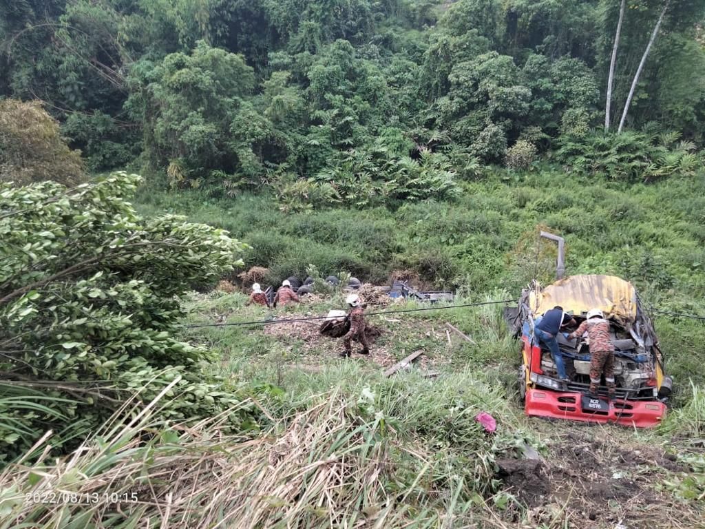 Lelaki maut treler terbabas ke gaung sedalam 50 meter