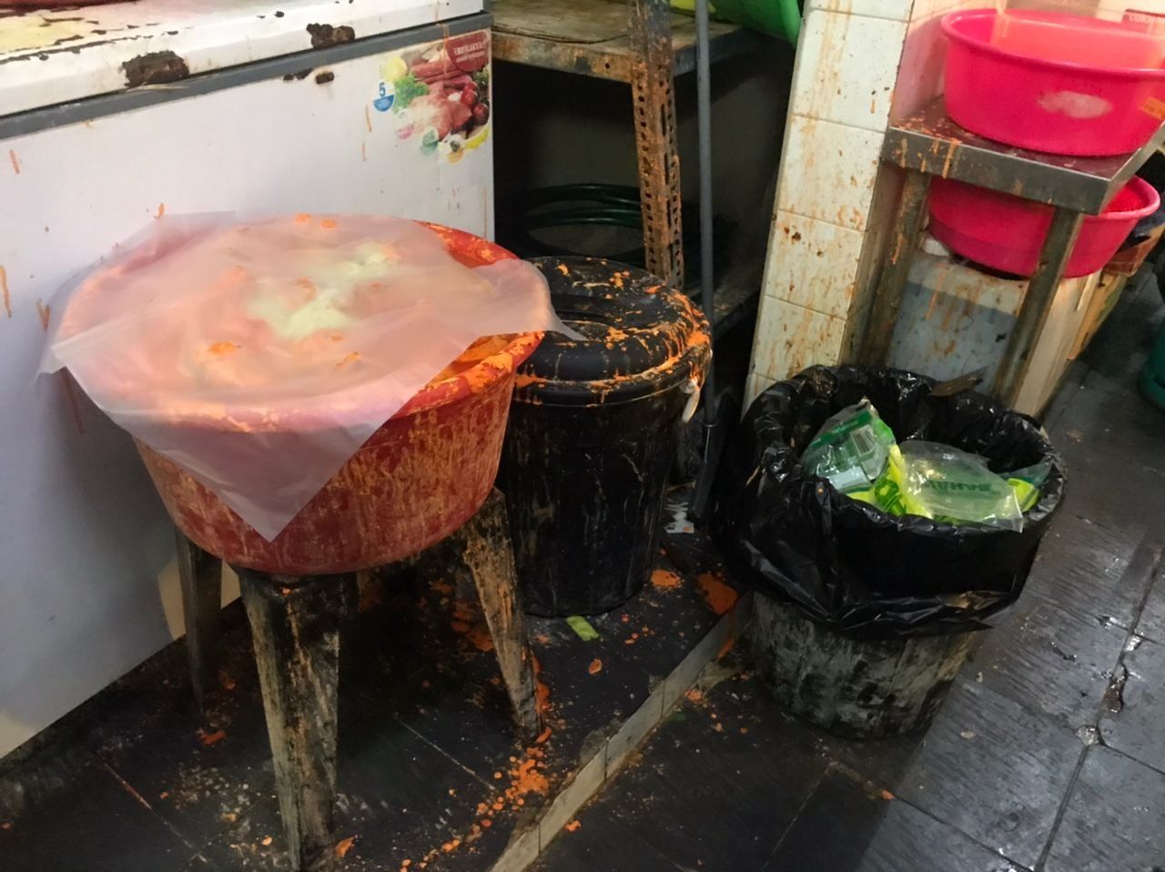 餐馆卫生不达标.食材置地上 昨被勒令关闭及开罚