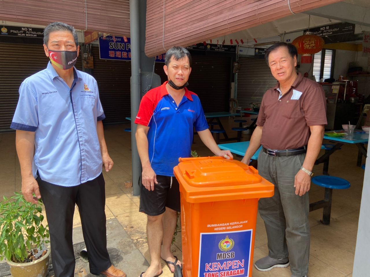 适耕庄小贩中心获赠垃圾桶 杜绝非法垃圾问题