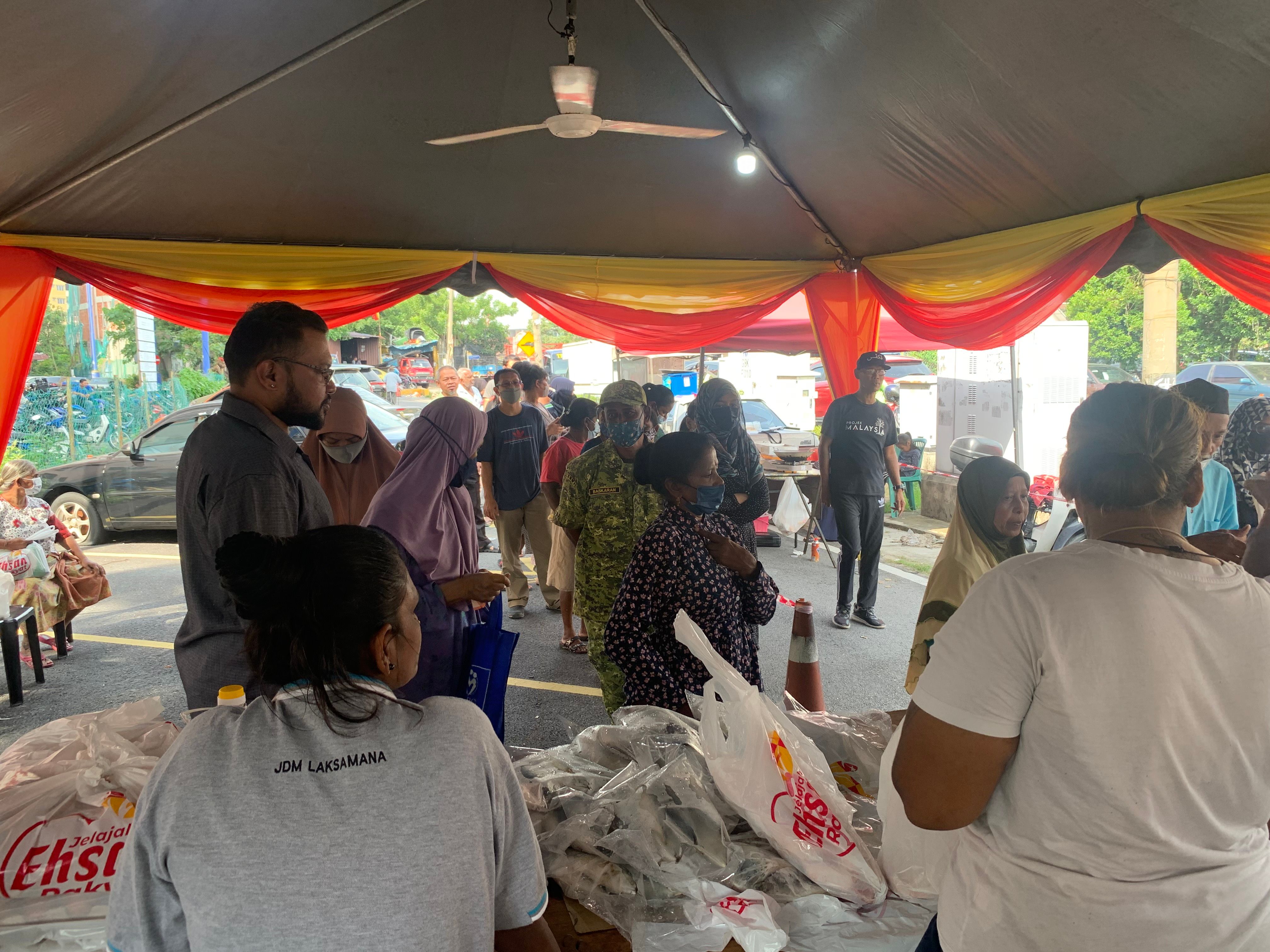 Hampir 500 penduduk hadir jualan murah di DUN Sungai Tua