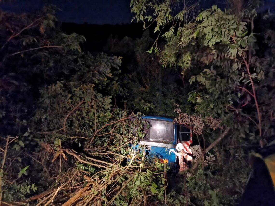 厂巴刹车器失灵坠山沟  38外籍工人受重轻伤