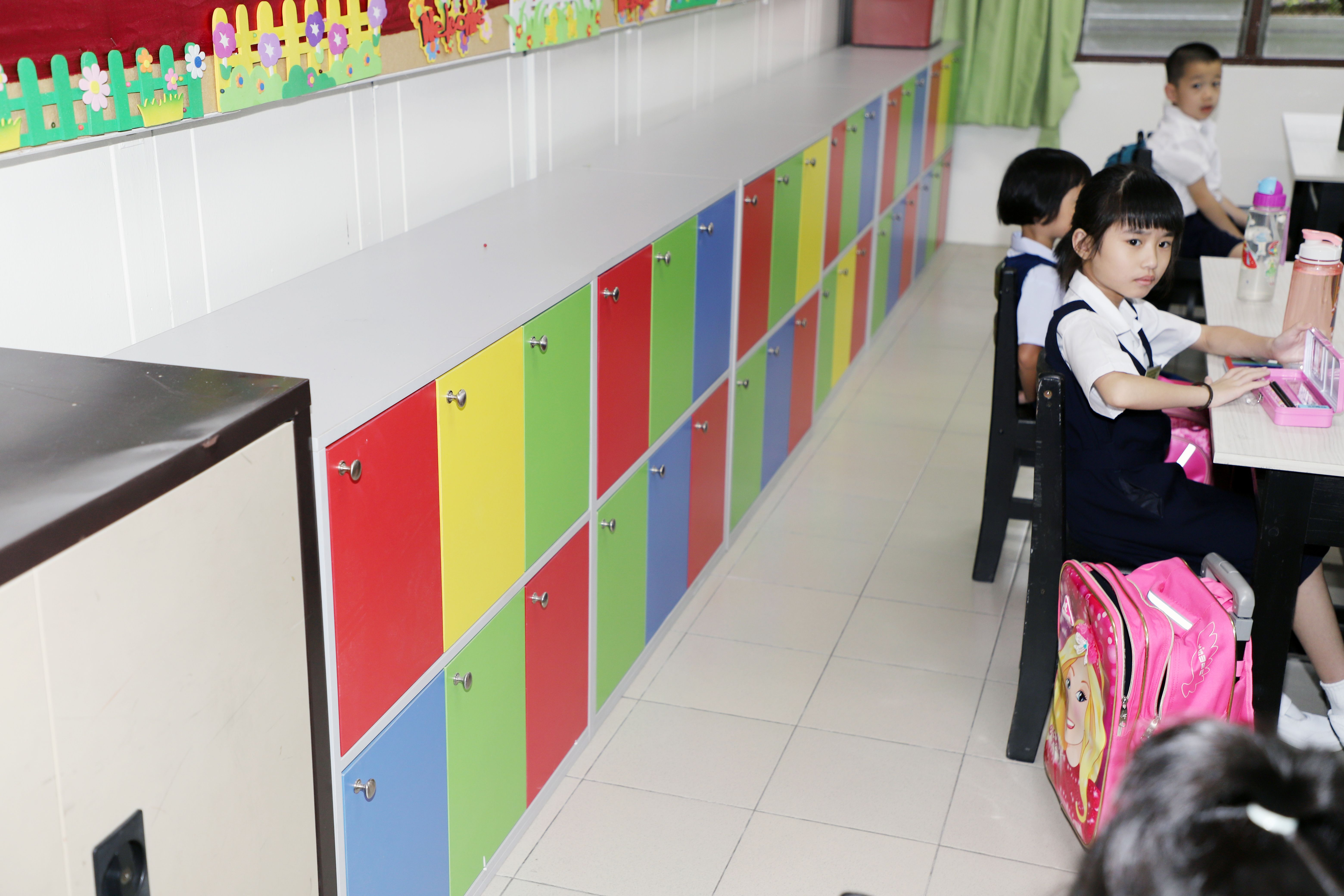 月底上下午班制小学装储物柜 教长：解决小学生书包过重