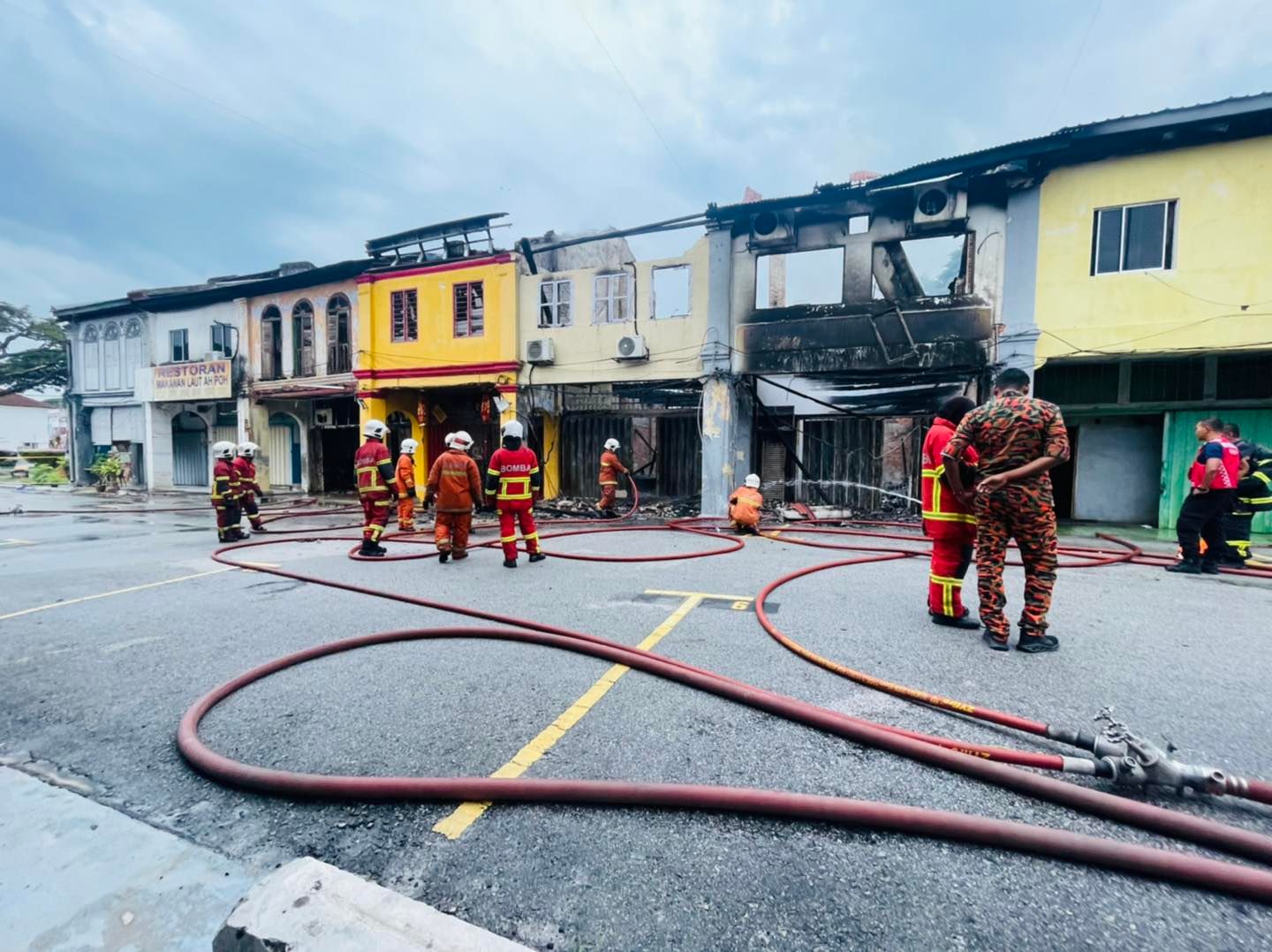 Rumah kedai lebih seabad di Kuala Selangor musnah terbakar