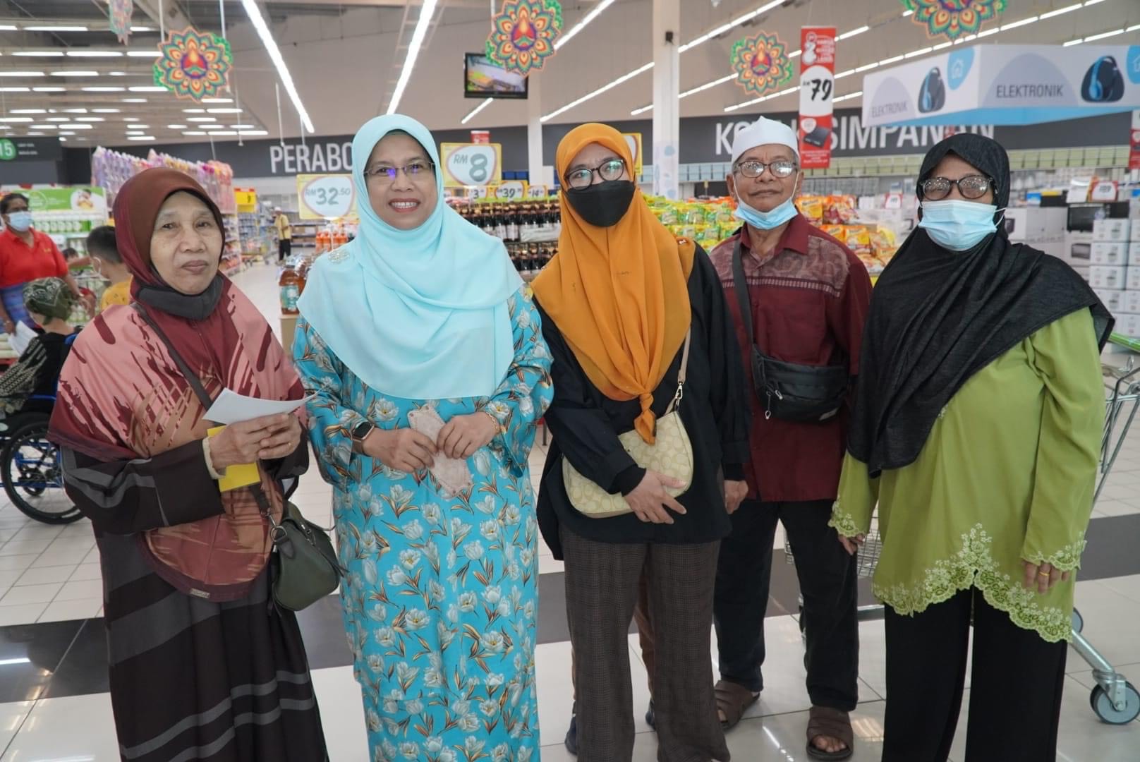 958 warga emas DUN Batu Tiga terima baucar beli-belah RM100