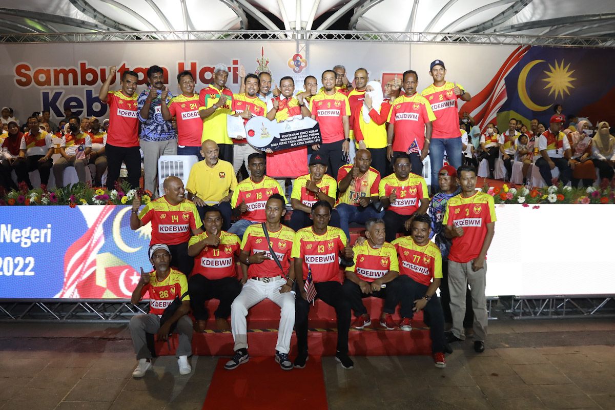 Rezeki tidak ternilai, skuad bola sepak 1995 syukur terima ganjaran rumah