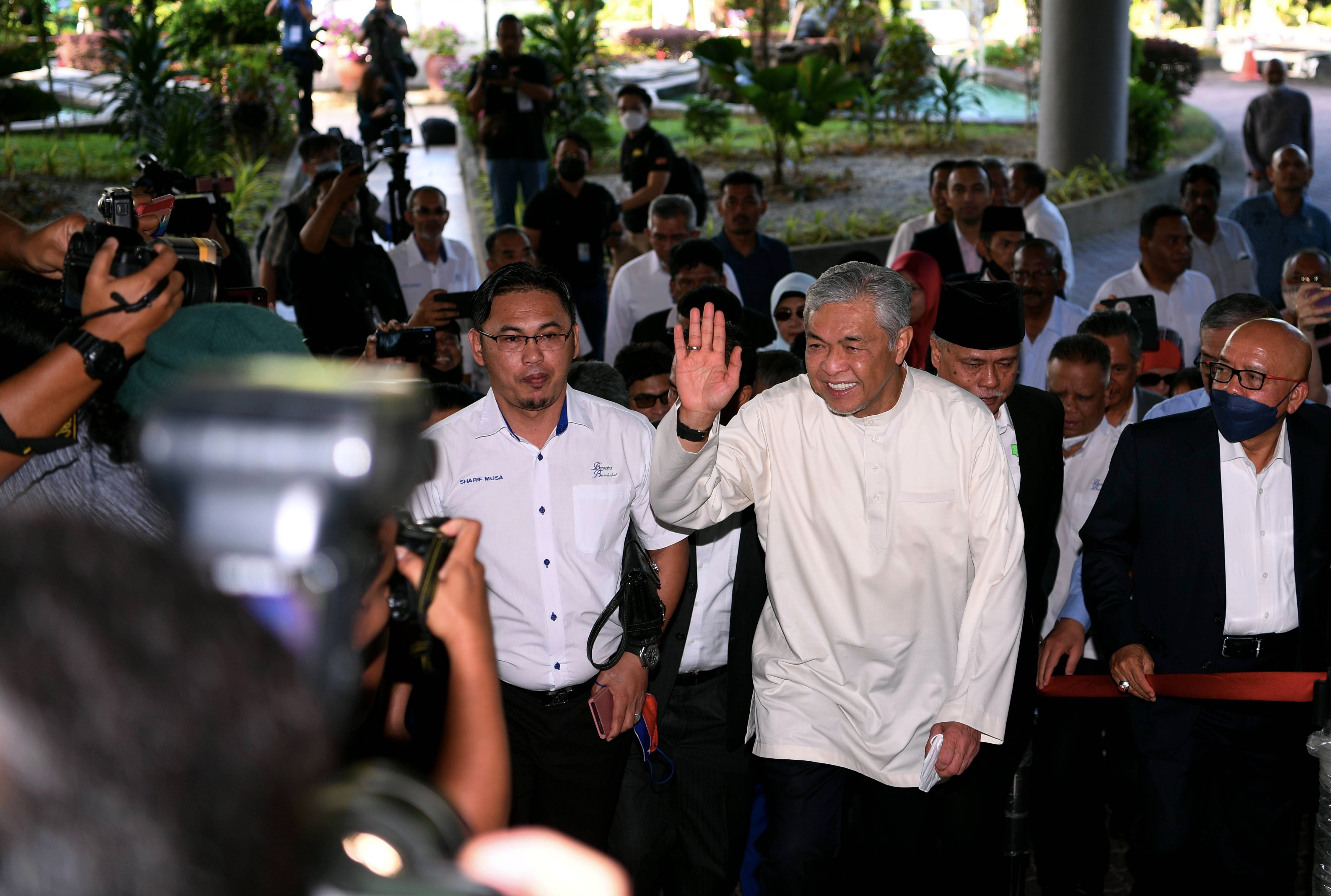 Zahid terlepas 40 tuduhan rasuah Sistem Visa Luar Negara