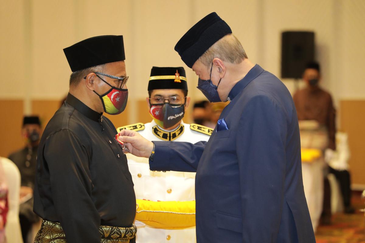 Nearly 200 from Petaling, Klang receive awards from Selangor Sultan