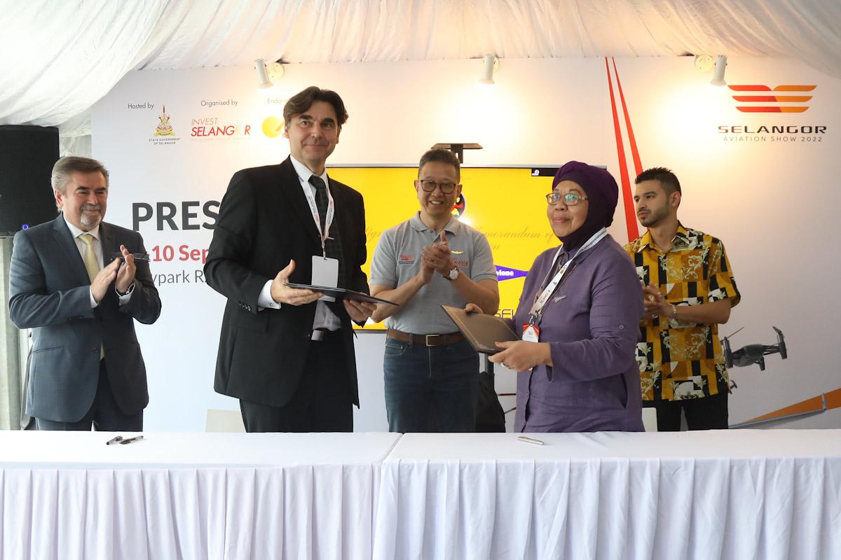 Syarikat tempatan, Pusat Latihan Penerbangan Czech meterai MoA di pameran udara negeri