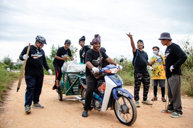 雪州志工上周海边拾垃圾 另类方式展现爱国精神