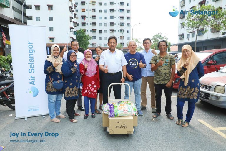 雪州水供管理公司 为林峇再也组屋200户献食物援助