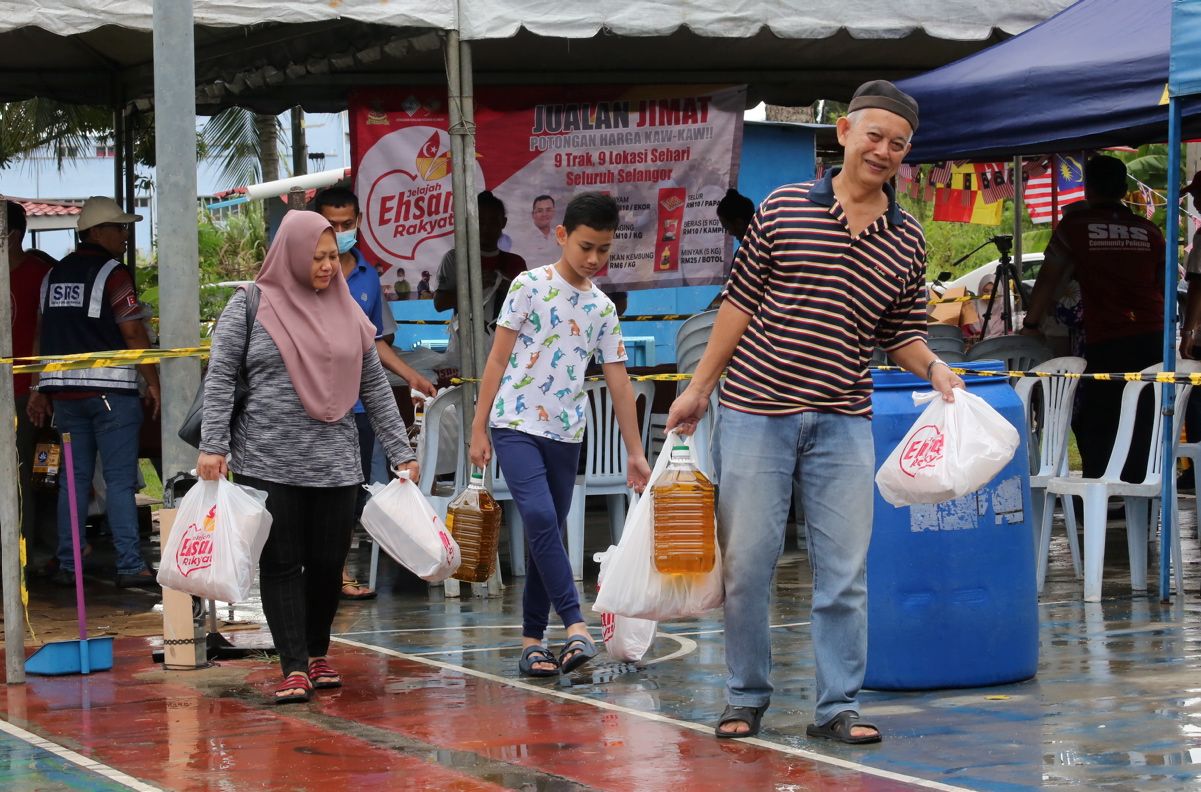 周日来到万挠菁乡岭  益山罗里促销鸡、鱼、肉